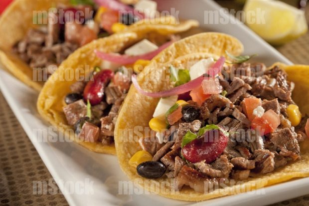 Tacos de bistec con frijol en bola