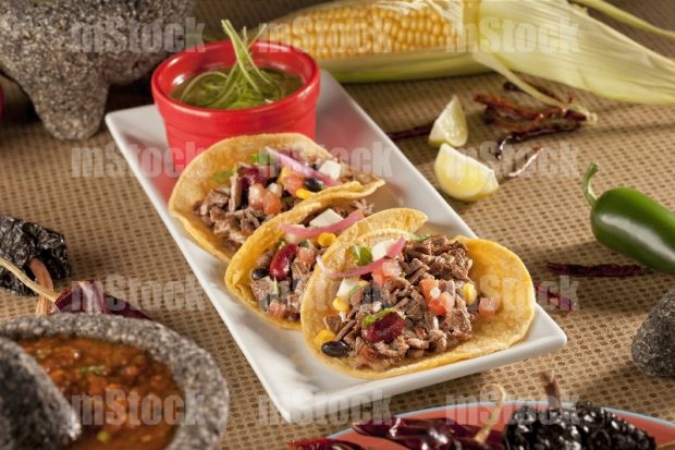 Tacos de bistec con salsa