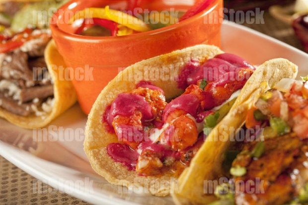 Tacos surtidos con salsa