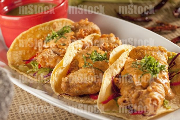 Tacos de pescado empanizado al chipotle