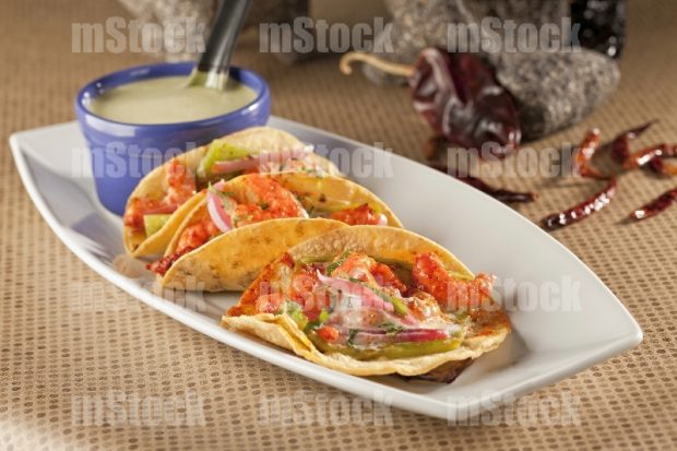 Tacos de camarón con queso y nopal