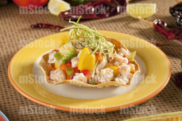 Tostada de camarón con aguacate y mango