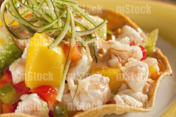 Tostada de camarón con mango closeup