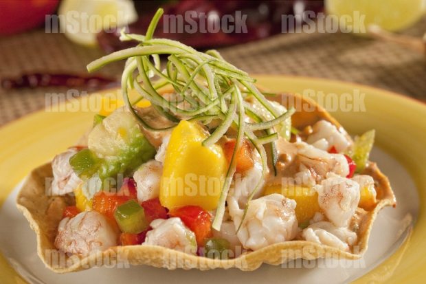 Tostada de camarón con mango