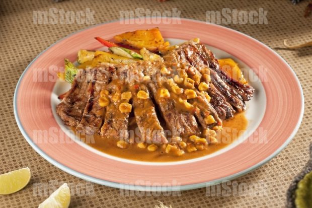 Arrachera en salsa con elote