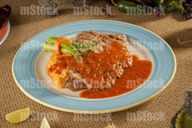 Arrachera en salsa roja y espárragos
