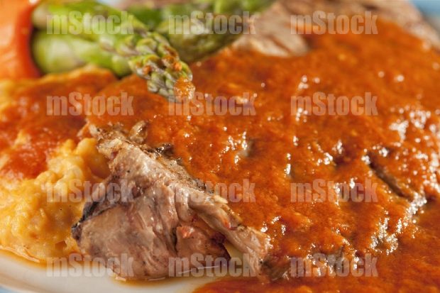 Arrachera en salsa roja