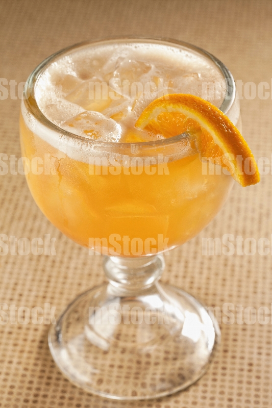 Coctel de naranja en copa