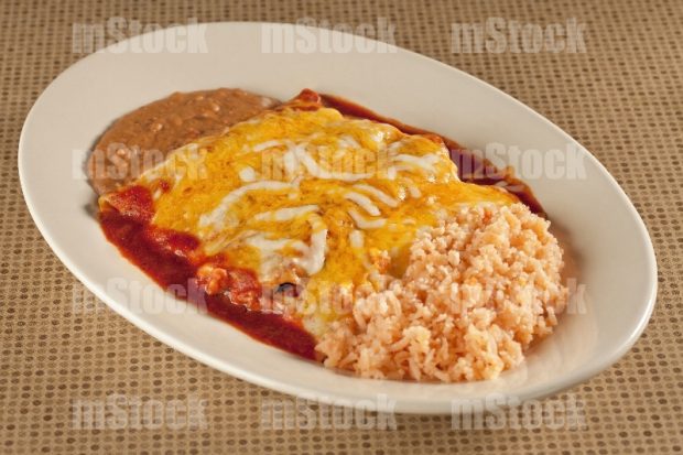Enchilada tex mex con arroz y frijoles