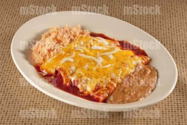 Enchiladas tex mex con arroz y frijoles