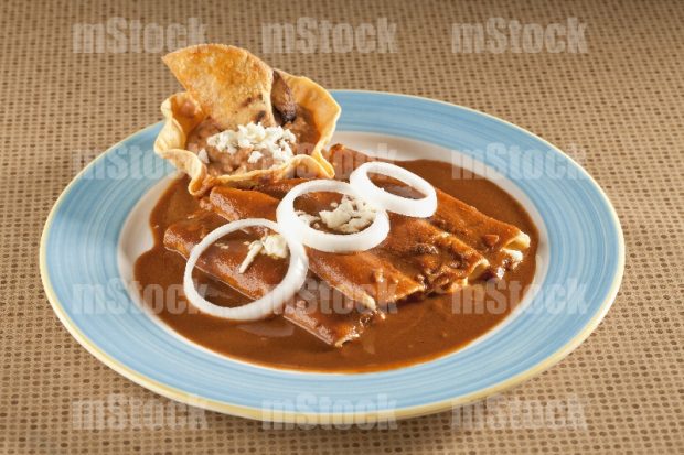 Enmoladas de queso con frijoles