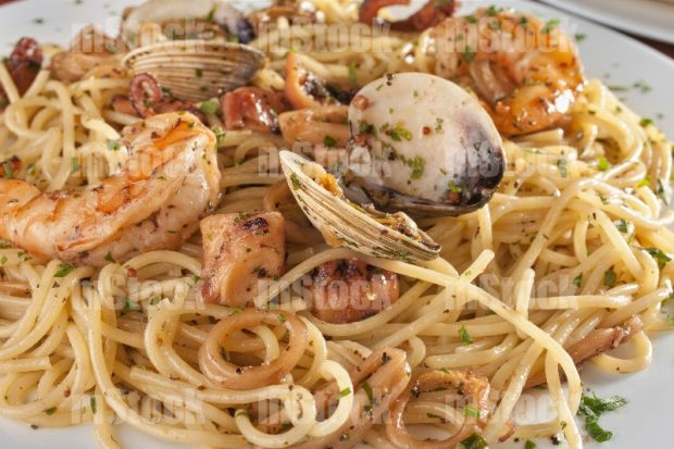 Espagueti con salsa de mariscos