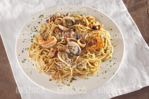 Espagueti preparado con mariscos