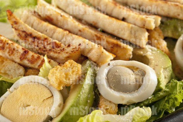 Ensalada de pollo y huevo cocido