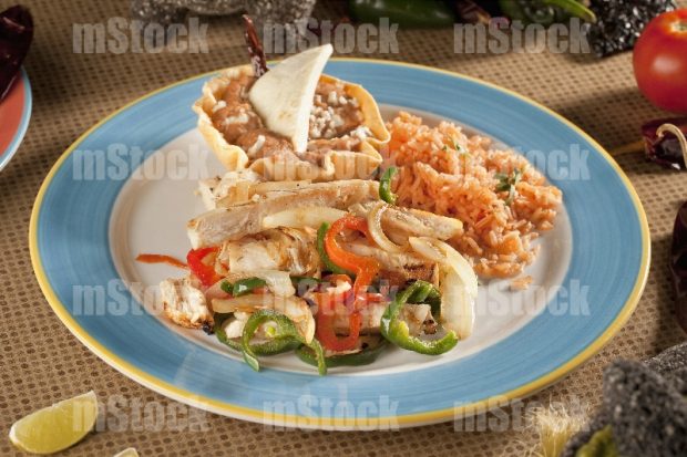 Fajitas de pollo con pimientos arroz y frijoles