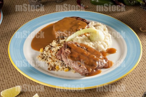 Filete de res con gravy puré de papa y arroz