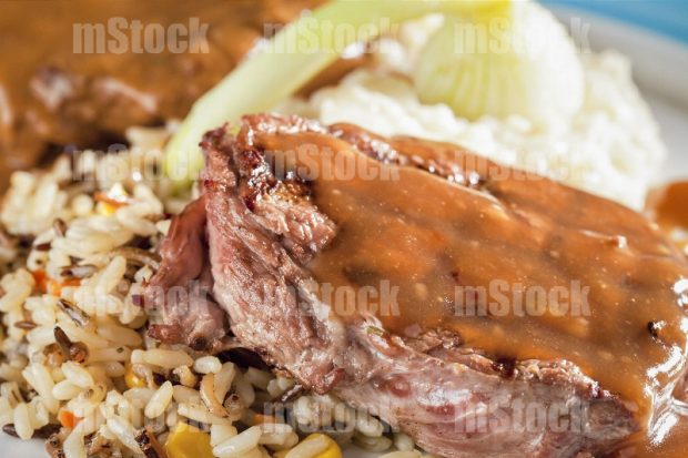 Filete de res con gravy y arroz