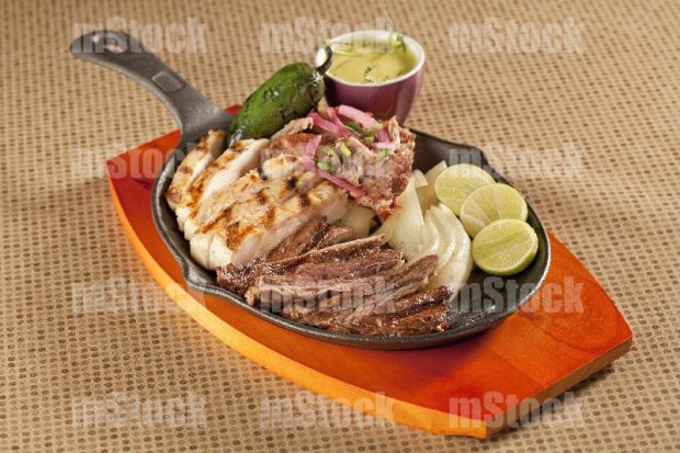 Parrillada de Fajita de Res y Pollo con cebolla