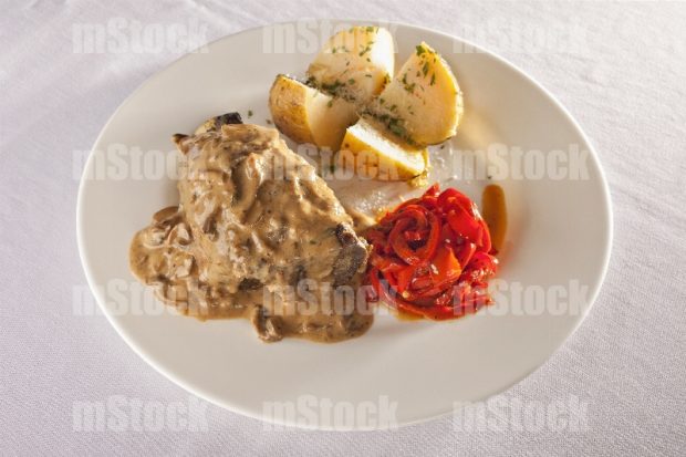 Pechuga de pollo con crema de champiñones y verduras