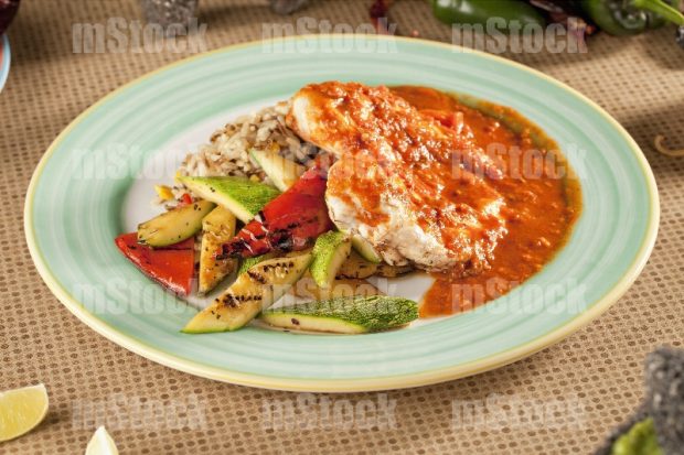 Pechuga de Pollo en salsa con verduras