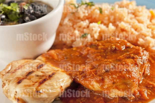 Pechuga de Pollo en salsa roja y frijoles negros