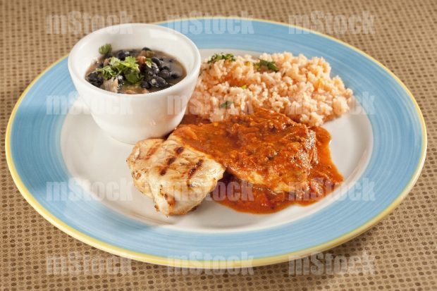 Pechuga de Pollo en salsa frijoles negros y arroz