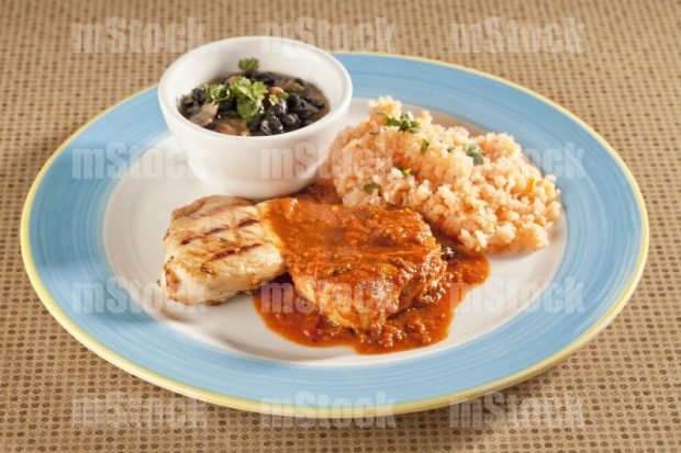 Pechuga de Pollo en salsa roja y arroz