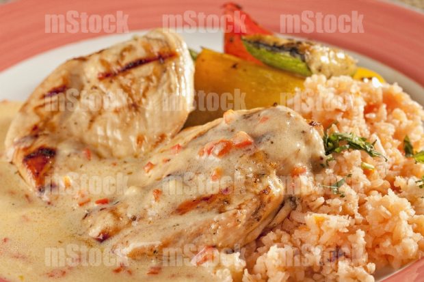 Pechuga de Pollo en salsa chipotle y arroz