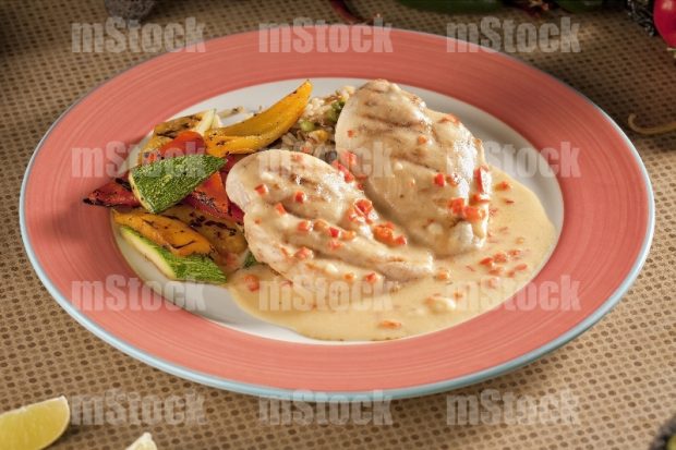 Pechuga de Pollo en salsa chipotle y verduras