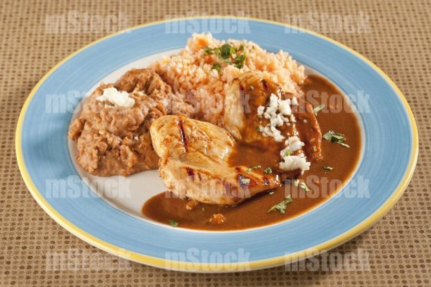 Pechuga de Pollo en salsa con arroz y frijoles