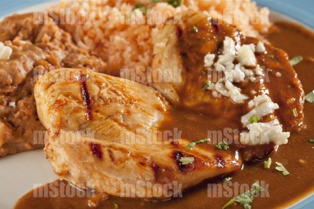 Pechuga de Pollo en salsa con arroz y refritos