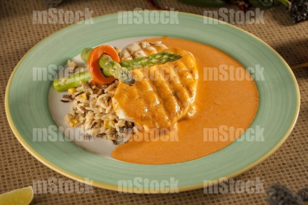 Pechuga de Pollo en salsa con arroz salvaje
