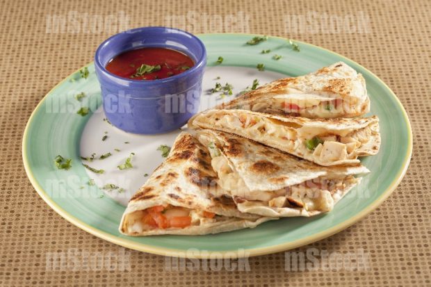 Quesadillas de pollo con salsa