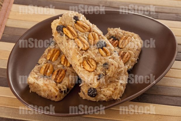 Rollos de coco con pasas y nueces