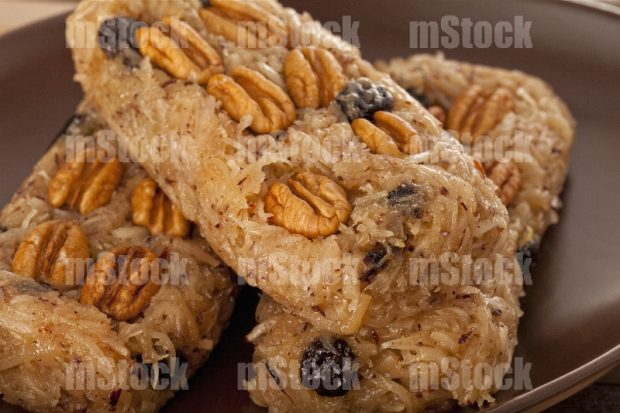 Rollos de coco con pasas y nuez