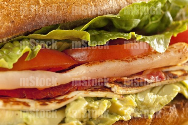 Sandwich de jamón queso y tocino