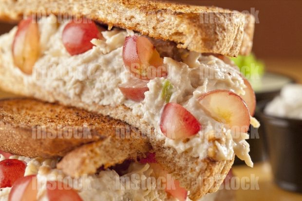Sandwich de pollo con uvas