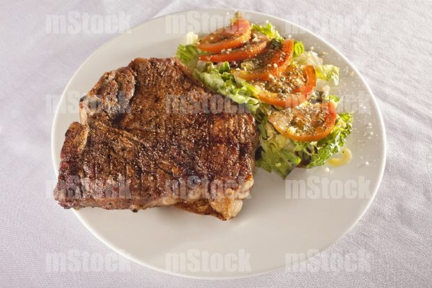 T-bone con guarnición de ensalada verde