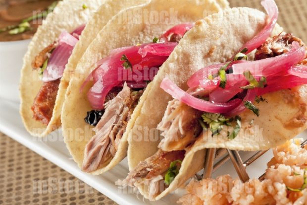 Tacos de Carnitas con cebolla morada
