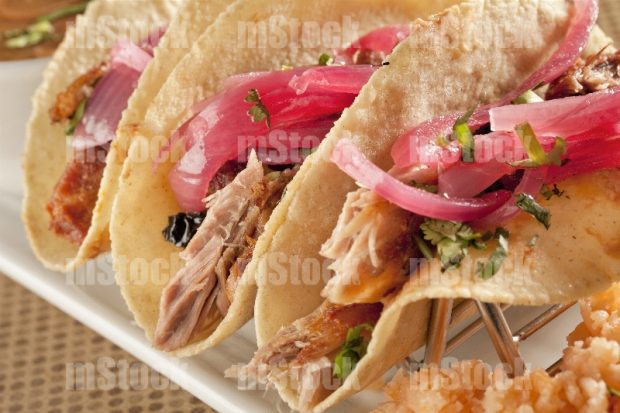 Tacos de Carnitas con cebollita morada