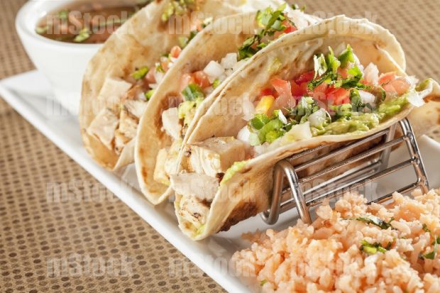 Tacos de Fajita de Pollo con pico de gallo y arroz