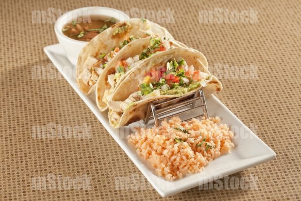 Tacos de Fajita de Pollo con pico de gallo y frijoles