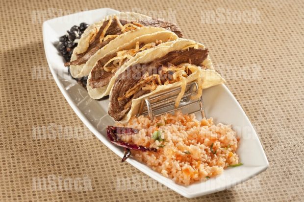 Tacos de Picaña con arroz y frijoles