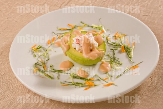 Aguacate relleno con surimi