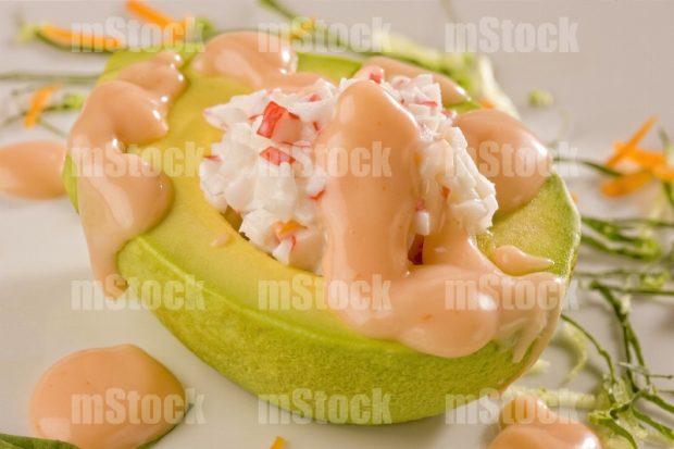 Aguacate relleno de ensalada de surimi