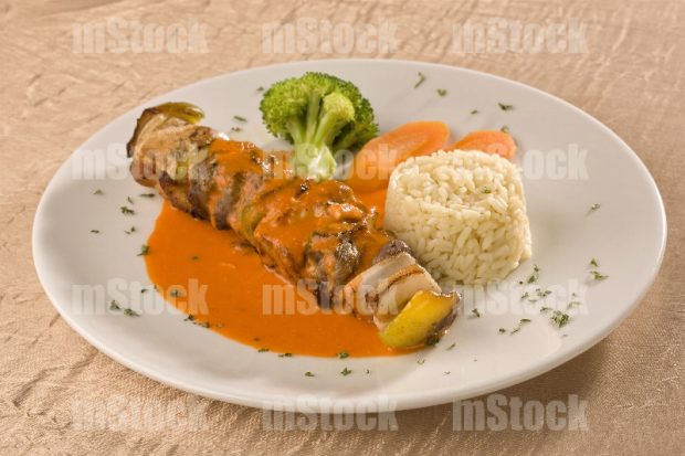 Brocheta de res con arroz