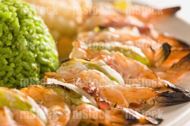Brochetas de Camarón con arroz