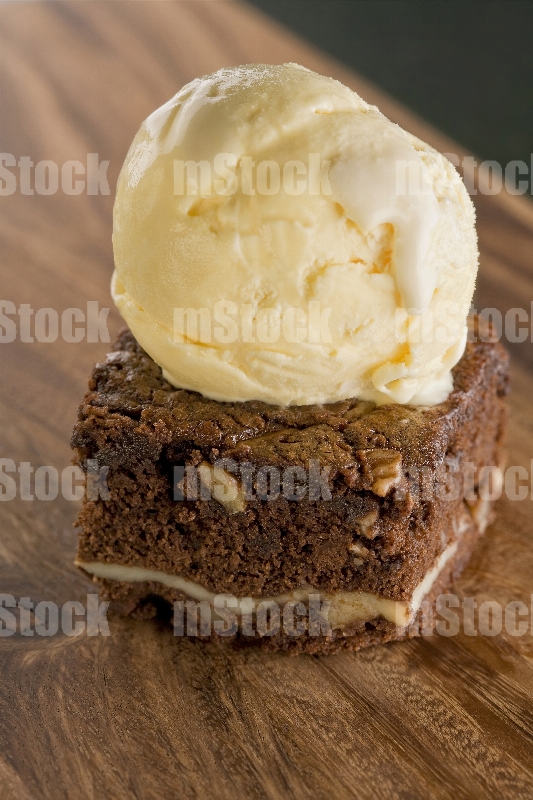 Brownie con helado de vainilla