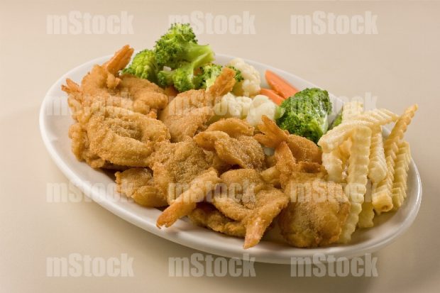 Camarones empanizados con verduras