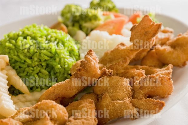 Camarones empanizados con arroz